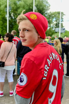 Manchester Uniteds supporter med Zlatan Ibrahimovic tröja