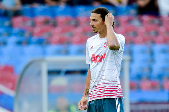 Manchester Uniteds Zlatan Ibrahimovic värmer upp före