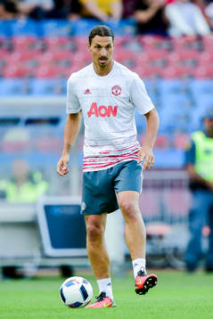 Manchester Uniteds Zlatan Ibrahimovic värmer upp före