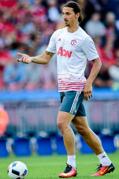 Manchester Uniteds Zlatan Ibrahimovic värmer upp före