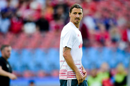 Manchester Uniteds Zlatan Ibrahimovic värmer upp före