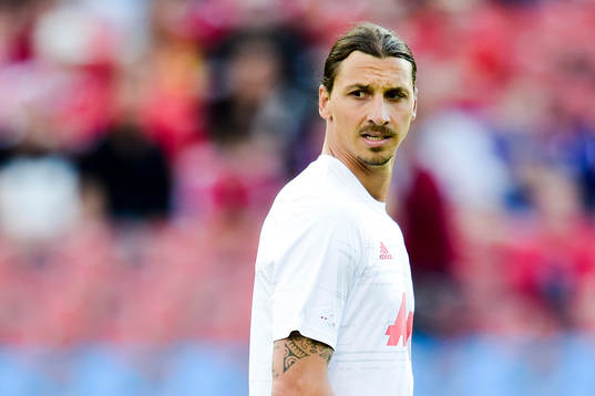 Manchester Uniteds Zlatan Ibrahimovic värmer upp före