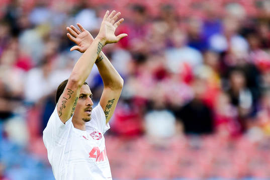 Manchester Uniteds Zlatan Ibrahimovic värmer upp före