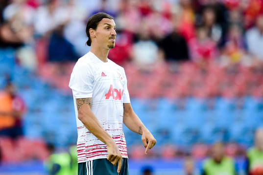 Manchester Uniteds Zlatan Ibrahimovic värmer upp före