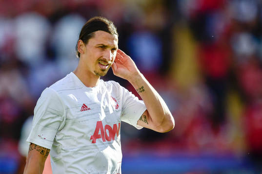Manchester Uniteds Zlatan Ibrahimovic värmer upp före