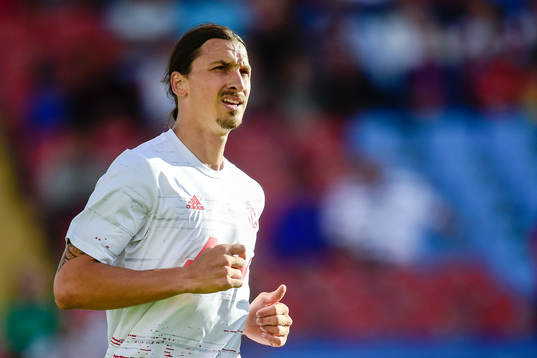 Manchester Uniteds Zlatan Ibrahimovic värmer upp före