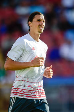 Manchester Uniteds Zlatan Ibrahimovic värmer upp före