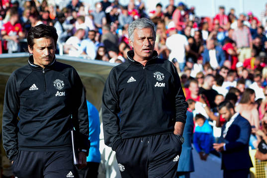 Manchester Uniteds tränare Jose Mourinho före