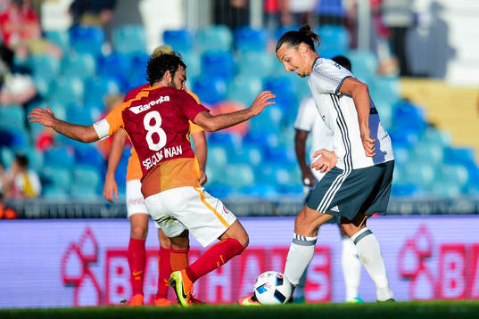 Galatasarays Selcuk Inan och Manchester Uniteds Zlatan