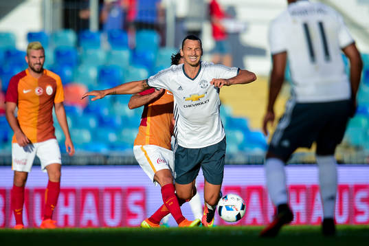 Manchester Uniteds Zlatan Ibrahimovic faller