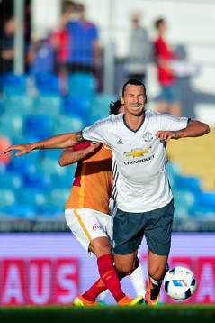 Manchester Uniteds Zlatan Ibrahimovic faller