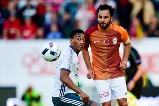 Manchester Uniteds Anthony Martial och Galatasarays Selcuk
