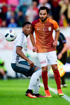 Manchester Uniteds Anthony Martial och Galatasarays Selcuk