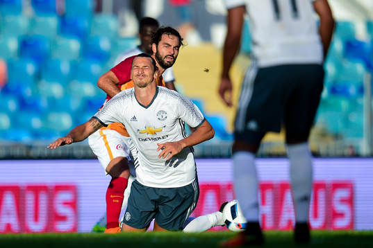 Manchester Uniteds Zlatan Ibrahimovic faller