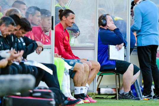 Manchester Uniteds Zlatan Ibrahimovic deppar på bänken