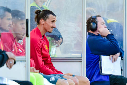 Manchester Uniteds Zlatan Ibrahimovic deppar på bänken