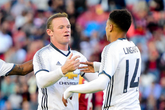 Manchester Uniteds Wayne Rooney och Jesse Lingard jublar