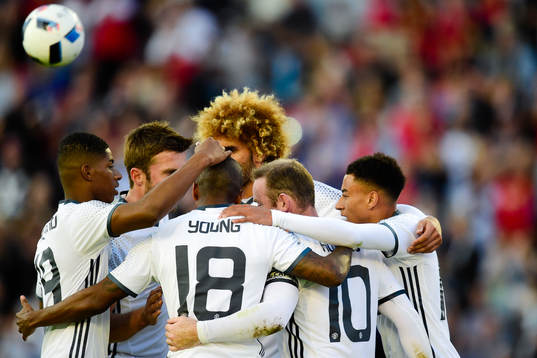 Manchester Uniteds spelare jublar