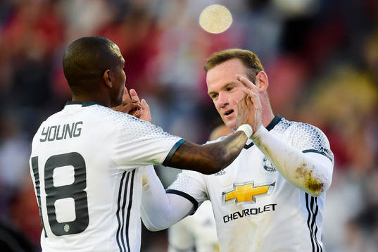 Manchester Uniteds Ashley Young och Wayne Rooney jublar