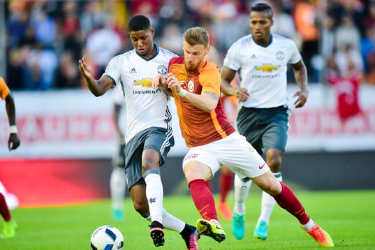 Manchester Uniteds Marcus Rashford och Galatasarays Serdar