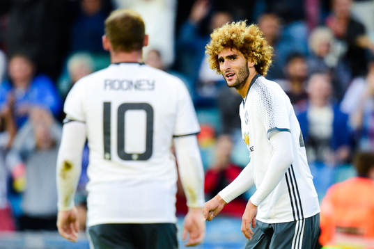 Manchester Uniteds Wayne Rooney och Marouane Fellaini jublar