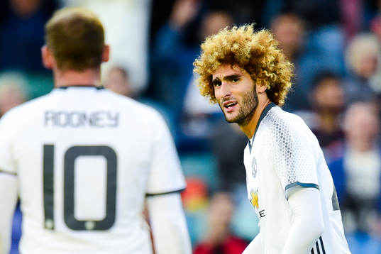 Manchester Uniteds Wayne Rooney och Marouane Fellaini jublar