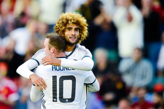 Manchester Uniteds Wayne Rooney och Marouane Fellaini jublar