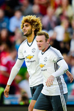 Manchester Uniteds Wayne Rooney och Marouane Fellaini jublar