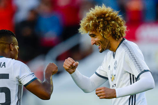 Manchester Uniteds Antonio Valencia  och Marouane Fellaini