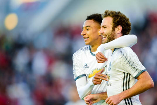 Manchester Uniteds Juan Mata och Jesse Lingard  jublar