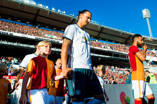 Manchester Uniteds Zlatan Ibrahimovic kommer in på plan