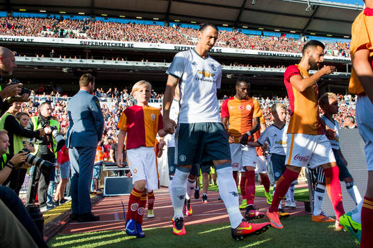 Manchester Uniteds Zlatan Ibrahimovic kommer in på plan