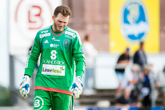 Ängelholms målvakt Carl Lindell deppar