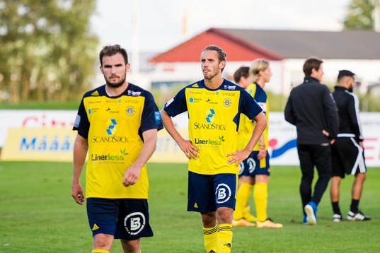 Ängelholms Ryan Finley och Johan Eiswohld deppar när de