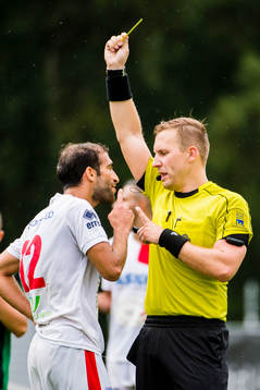 Assyriskas Yadid Staifo i diskussion med domaren
