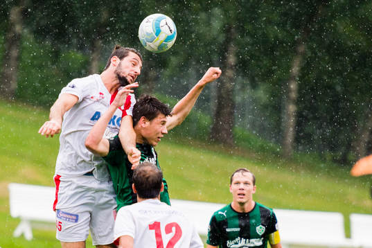 Assyriskas Mattias Ucar i nickduell med Högaborgs spelare