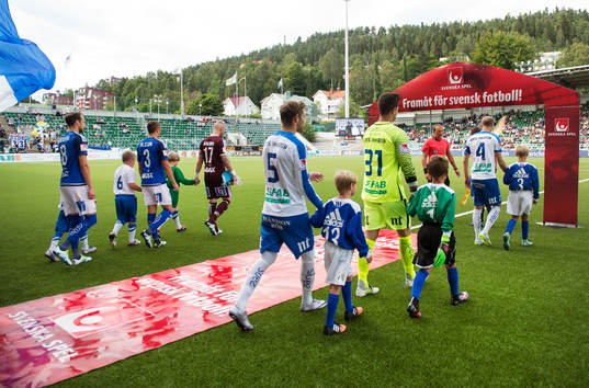 Spelarna marscherar in innan fotbollsmatchen i Allsvenskan