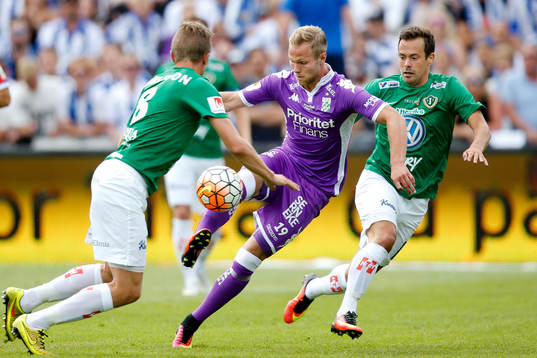 IFK Göteborgs Gustav Engvall i kamp mot Jönköpings