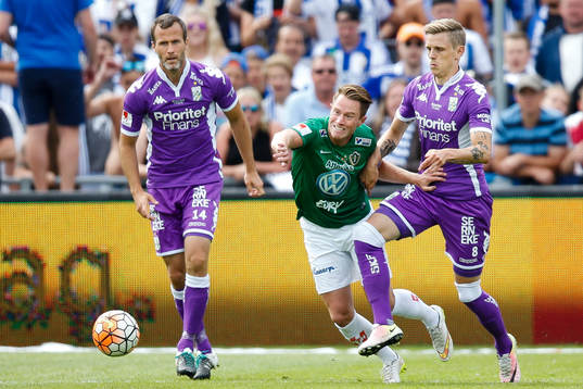 IFK Göteborgs Hjalmar Jonsson  och Sören Rieks i kamp mot