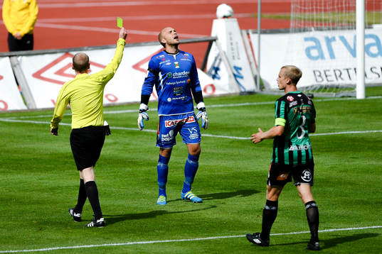 Varbergs målvakt Peter Dahlberg får en varning vilket