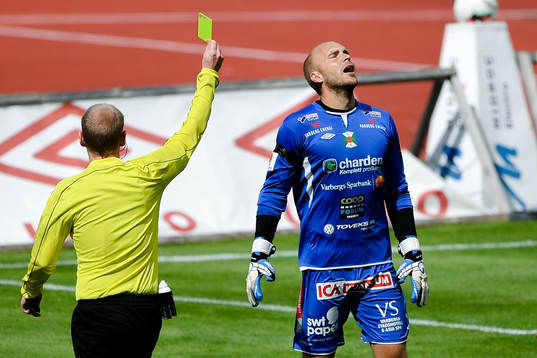 Varbergs målvakt Peter Dahlberg får en varning vilket