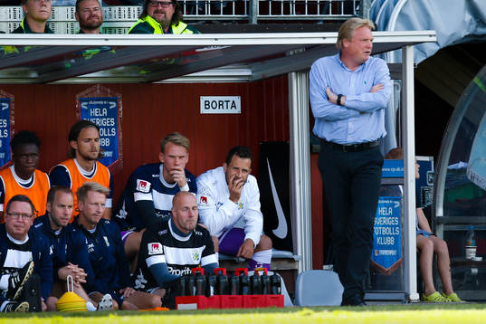 Tobias Hysén med lagkamrater på IFK Göteborgs spelarbänk