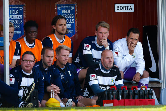Tobias Hysén med lagkamrater på IFK Göteborgs spelarbänk