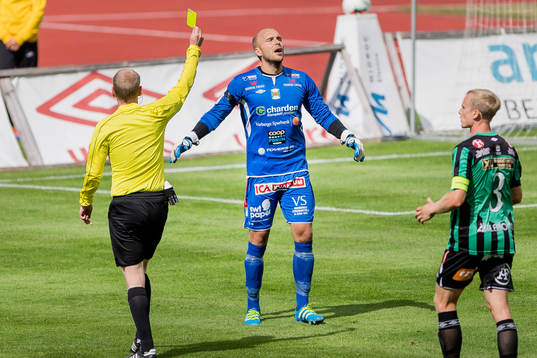 Varbergs målvakt Peter Dahlberg blir varnad
