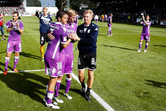 IFK Göteborgs Sebastian Eriksson  tackar publiken
