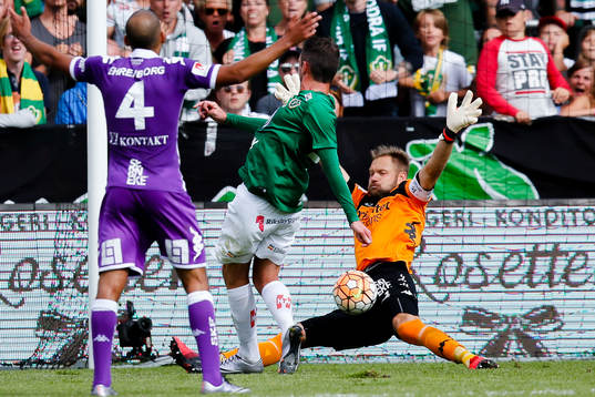 Jönköpings Daryl Smylie  med målchans mot IFK Göteborgs