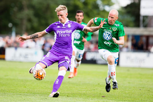 IFK Göteborgs Sören Rieks skjuter, jagas av Jönköpings