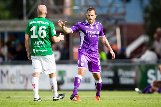 Jönköpings Viktor Rönneklev tackar IFK Göteborgs Tobias