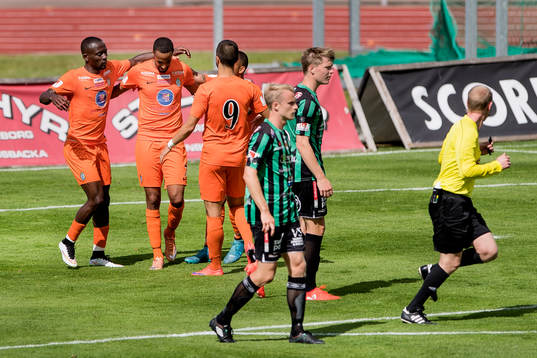 Athletics Ferid Ali (mitten) har gjort 0-2 på straff och