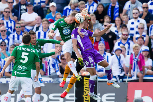 Duell om bollen framför IFK Göteborgs målvakt John